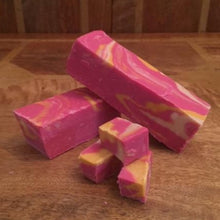 Load image into Gallery viewer, Rhubarb & Ginger Gin Fudge