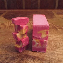Load image into Gallery viewer, Rhubarb & Ginger Gin Fudge